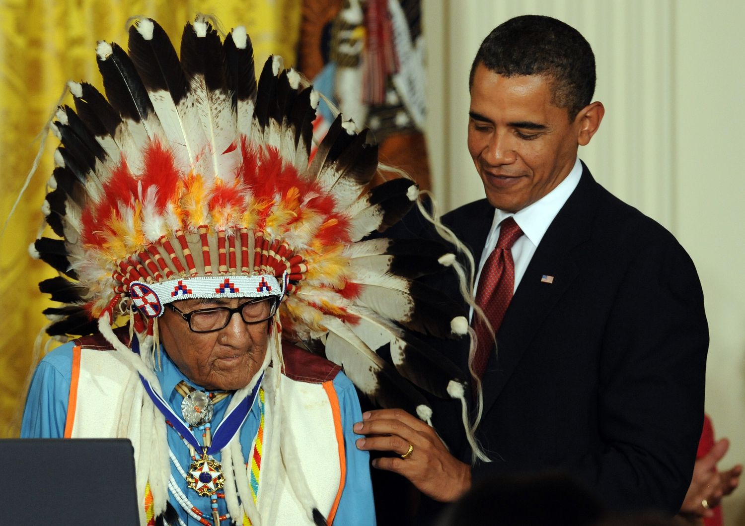 &nbsp;Joseph Medicine Crow con Obama (Afp)