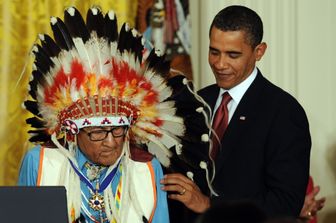 &nbsp;Joseph Medicine Crow con Obama (Afp)