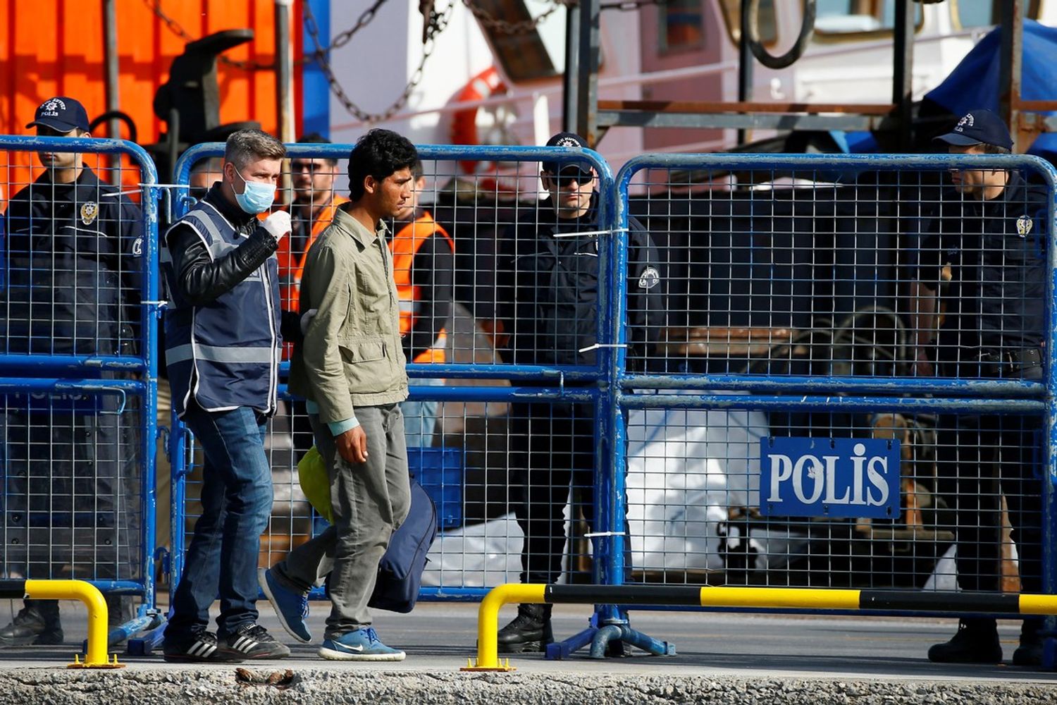 Parte il piano Ue, migranti espulsi in Turchia.&nbsp;I primi traghetti salpati dalle isole greche di Lesbos e Chios (Afp)