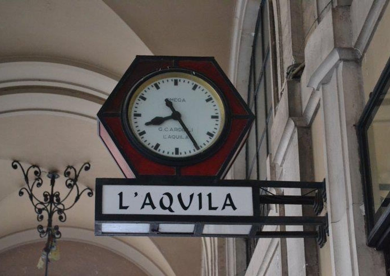 &nbsp;Un orologio sotto un portico dell'Aquila prima del sisma