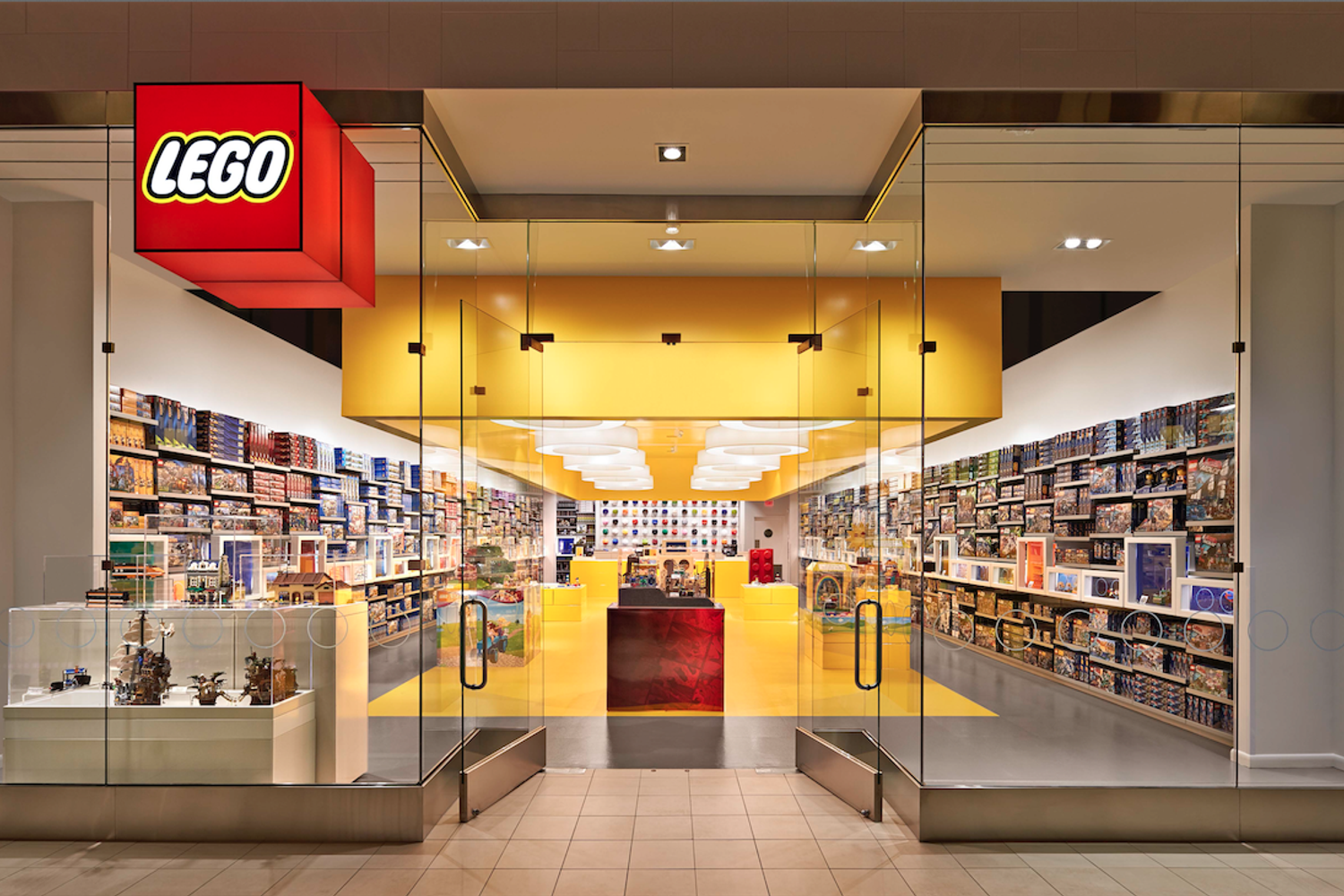 &nbsp;Lego store
