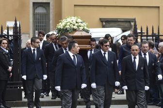 Milano, funerali di Cesare Maldini. Nella foto l'arrivo del feretro