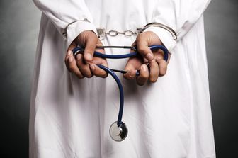 &nbsp;Medico arrestato medici arrestati in manette - agf