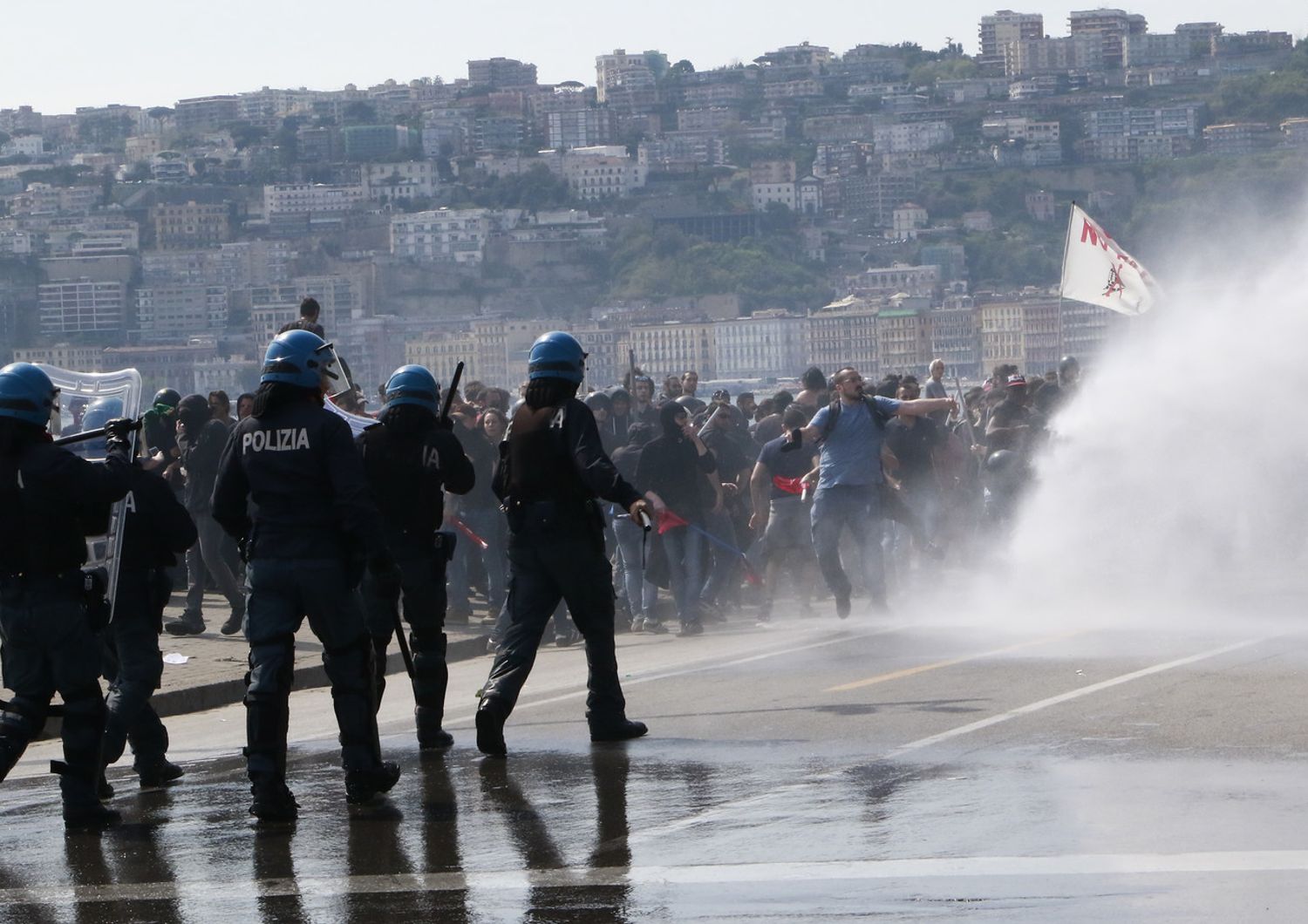 Scontri Napoli manifestazione contro premier (Agf)