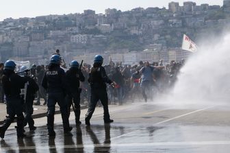 Scontri Napoli manifestazione contro premier (Agf)