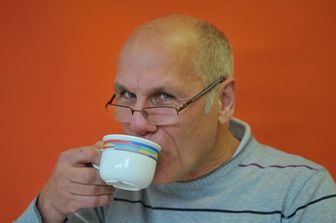 &nbsp;uomo anziano bere caff&egrave; - pixabay