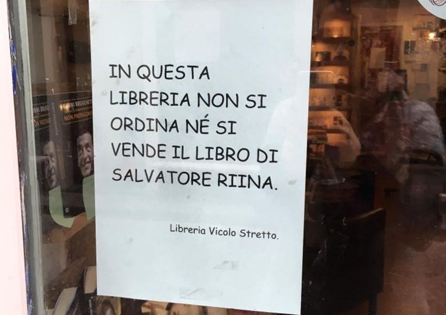 &nbsp;Libreria Vicolo Stretto Catania libro Salvo Riina - fb