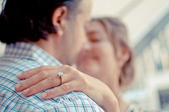 coppia abbraccio felice felicita' anello diamante (Pixabay)&nbsp;