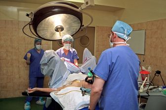 Sala operatoria aborto medici chirurgo ginegologo ostretico interruzione volontaria di gravidanza - afp