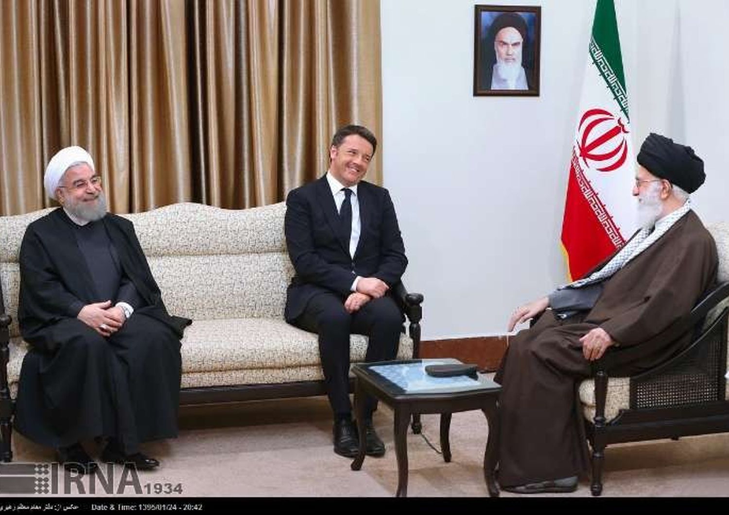 Renzi con Khamenei, guida spirituale della Repubblica iraniana e Rohani, presidente iraniano (irna)&nbsp;