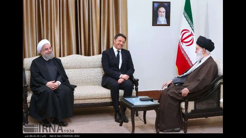 Renzi con Khamenei, guida spirituale della Repubblica iraniana e Rohani, presidente iraniano (irna)&nbsp;