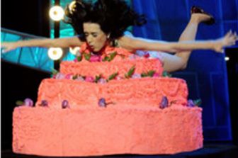 &nbsp;Katy Perry cade sulla torta - sito katyperryforum