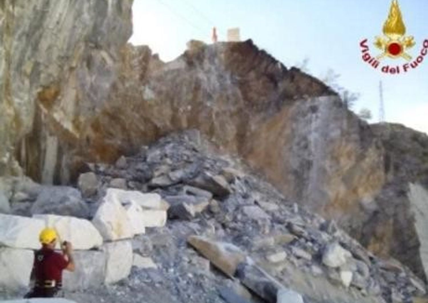 Crollo cava Carrara (foto Vigili)