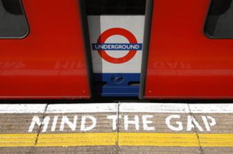 &nbsp;Metropolitana Londra mind the gap