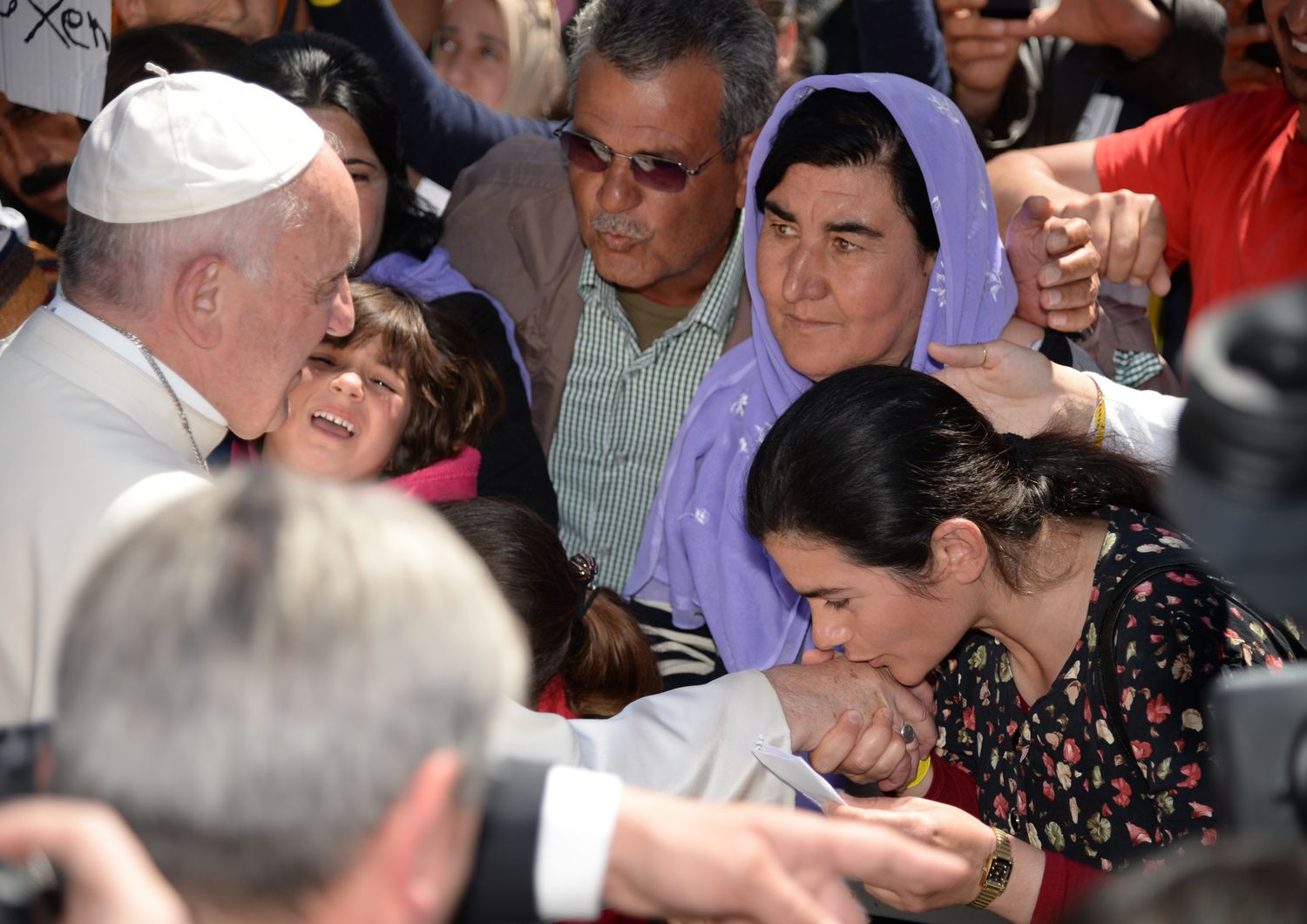 Papa Francesco a Lesbo durante la sua visita al campo profughi di Moria (Afp)&nbsp;