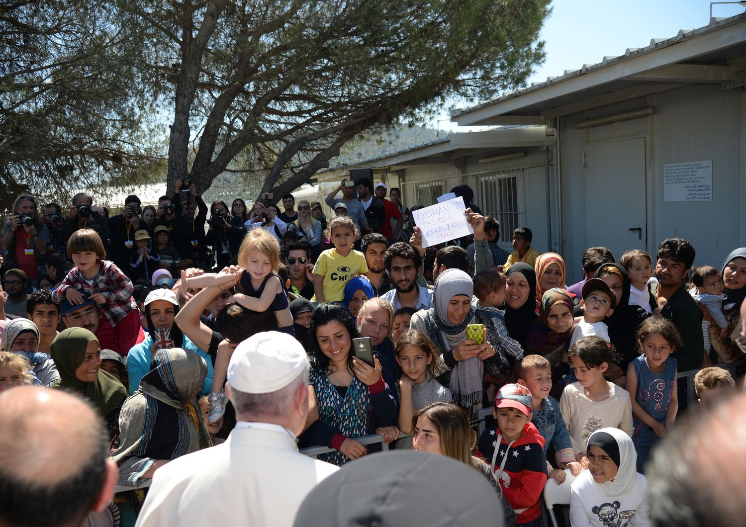 Papa Francesco a Lesbo durante la sua visita al campo profughi di Moria (Afp)