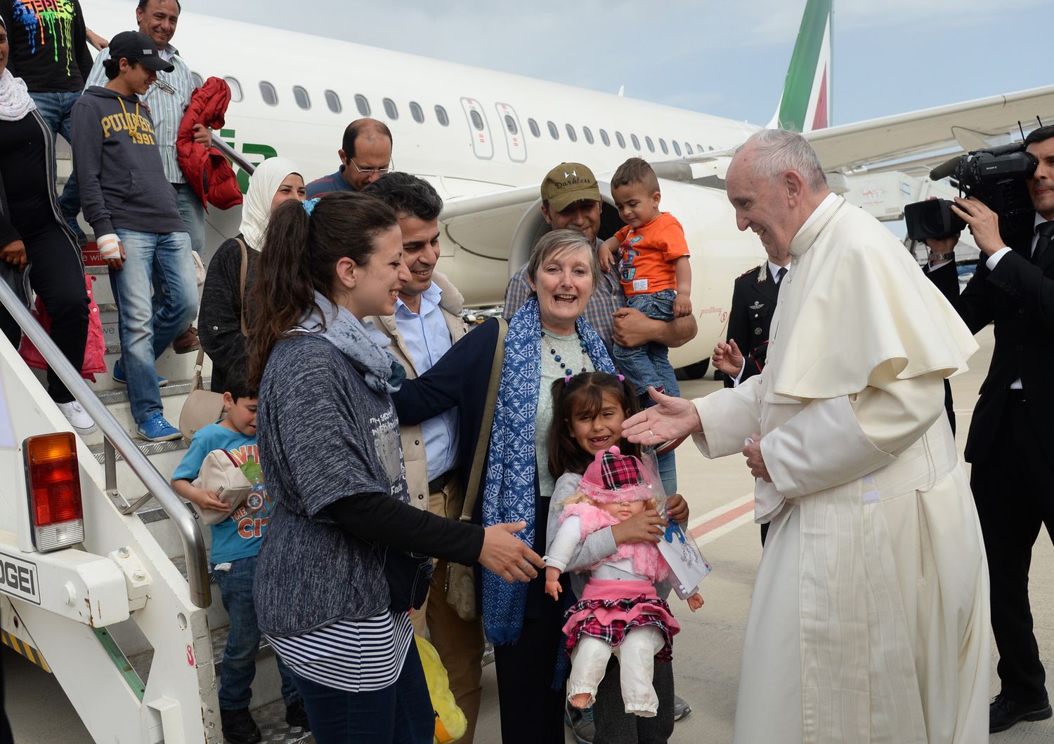 Papa a Roma con 12 rifugiati di Lesbo, &quot;volont&agrave; dello Spirito Santo&quot;