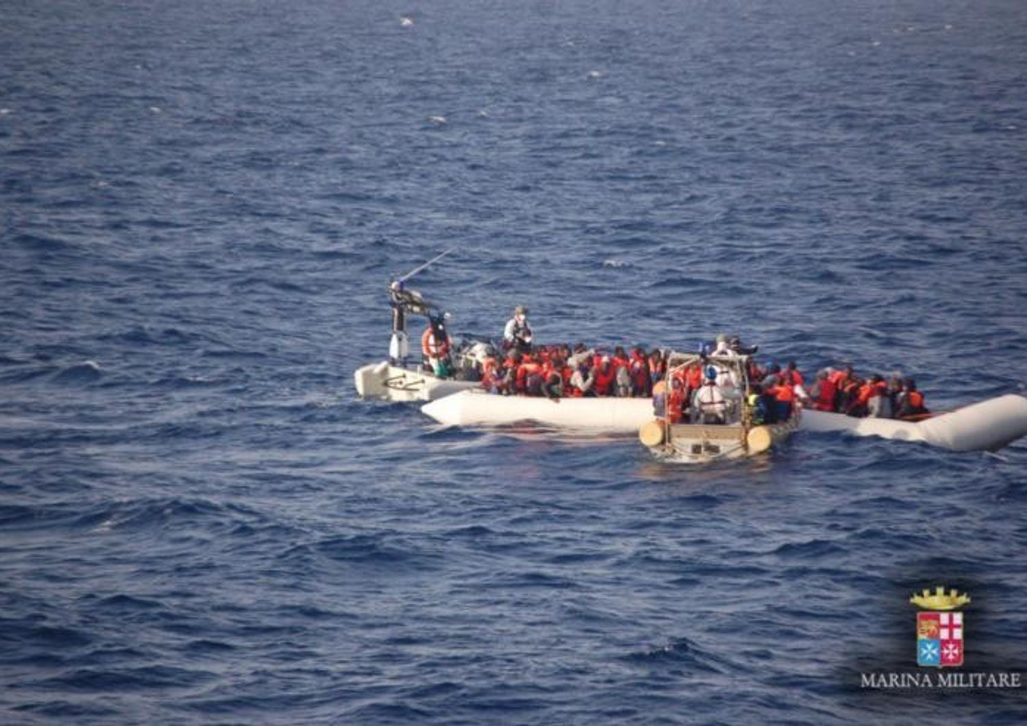 &nbsp;Migranti immigrati in mare barcone marina militare - twitter