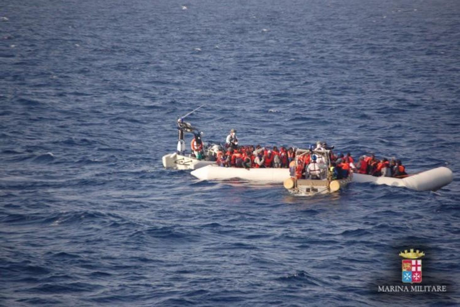 &nbsp;Migranti immigrati in mare barcone marina militare - twitter