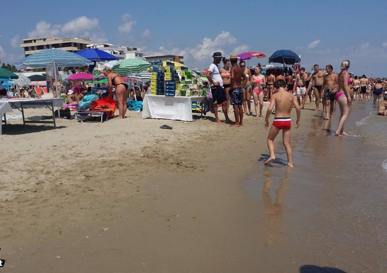 &nbsp;spiaggia affollata lido estate venditori ambulanti - youreporter