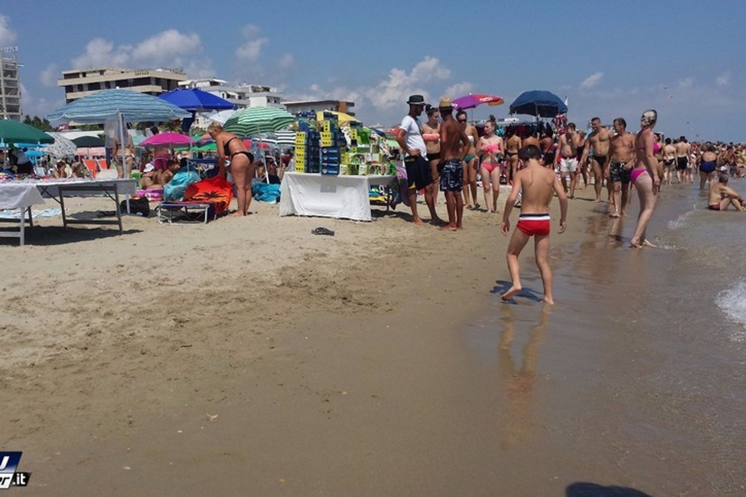 &nbsp;spiaggia affollata lido estate venditori ambulanti - youreporter