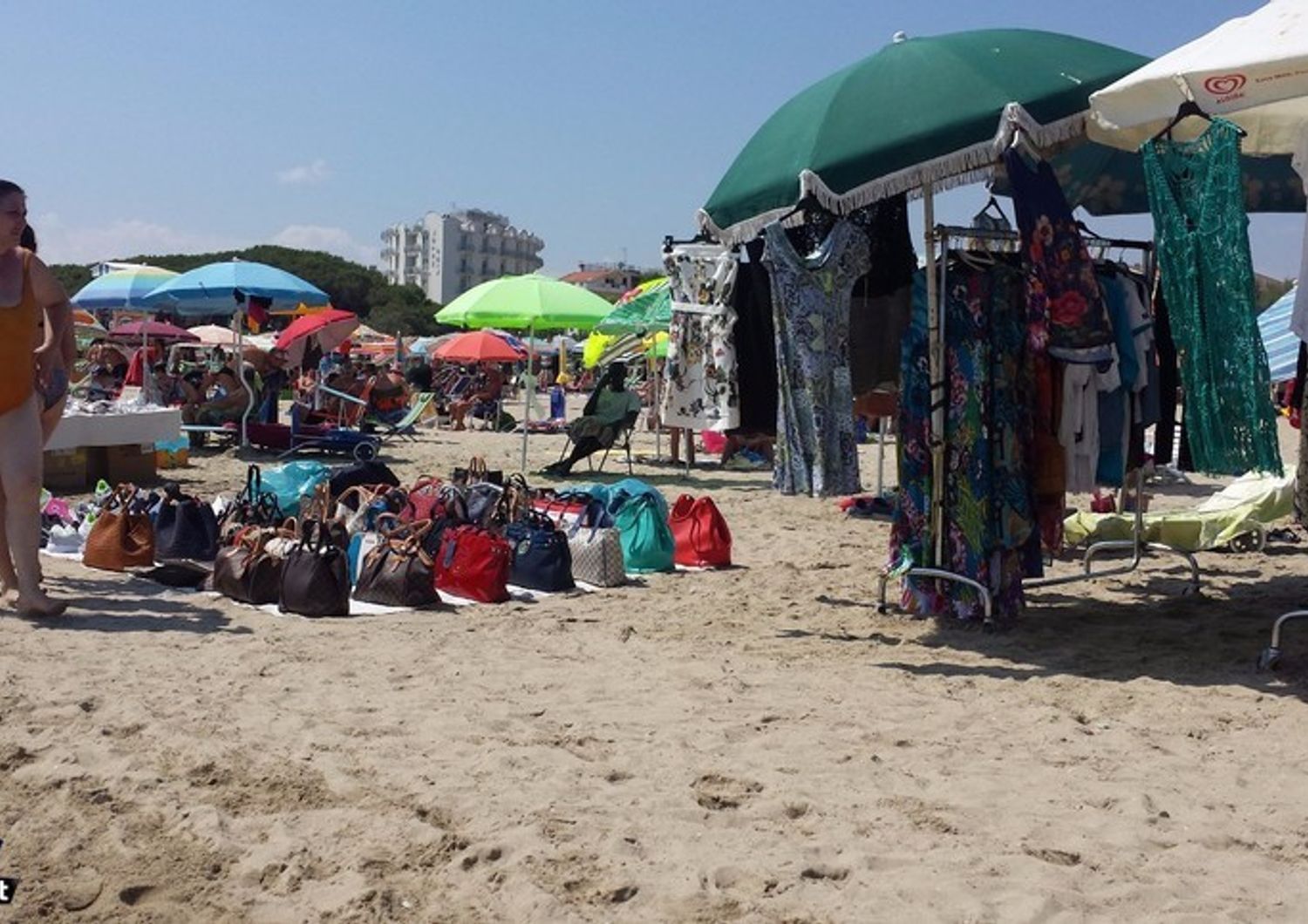 &nbsp;Spiaggia affollata lido estate venditori ambulanti - youreporter