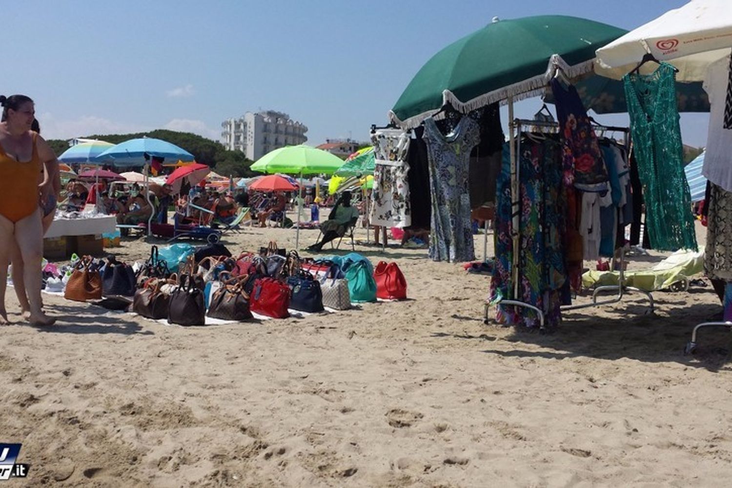 &nbsp;Spiaggia affollata lido estate venditori ambulanti - youreporter
