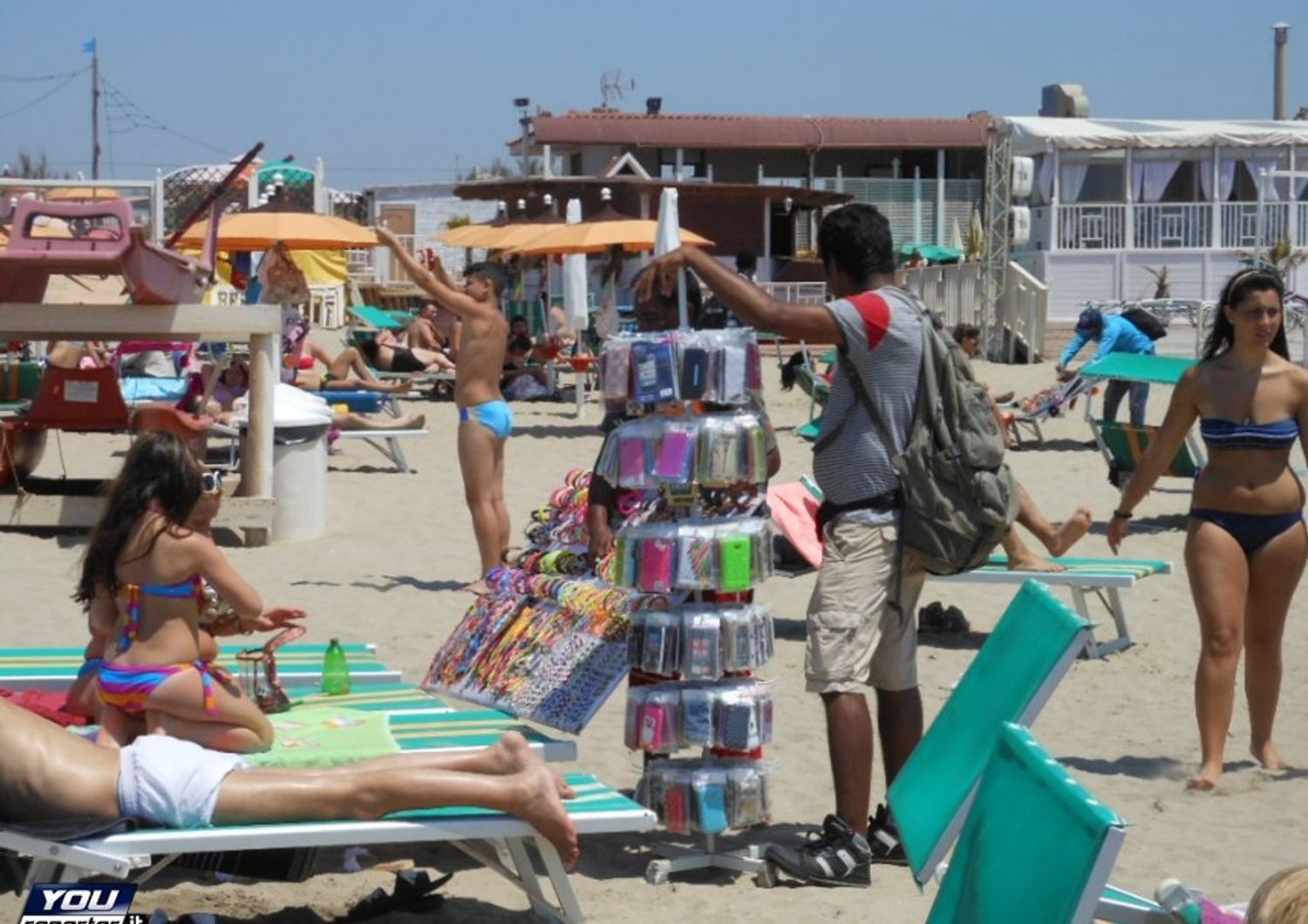 &nbsp; Spiaggia affollata lido estate venditori ambulanti - youreporter