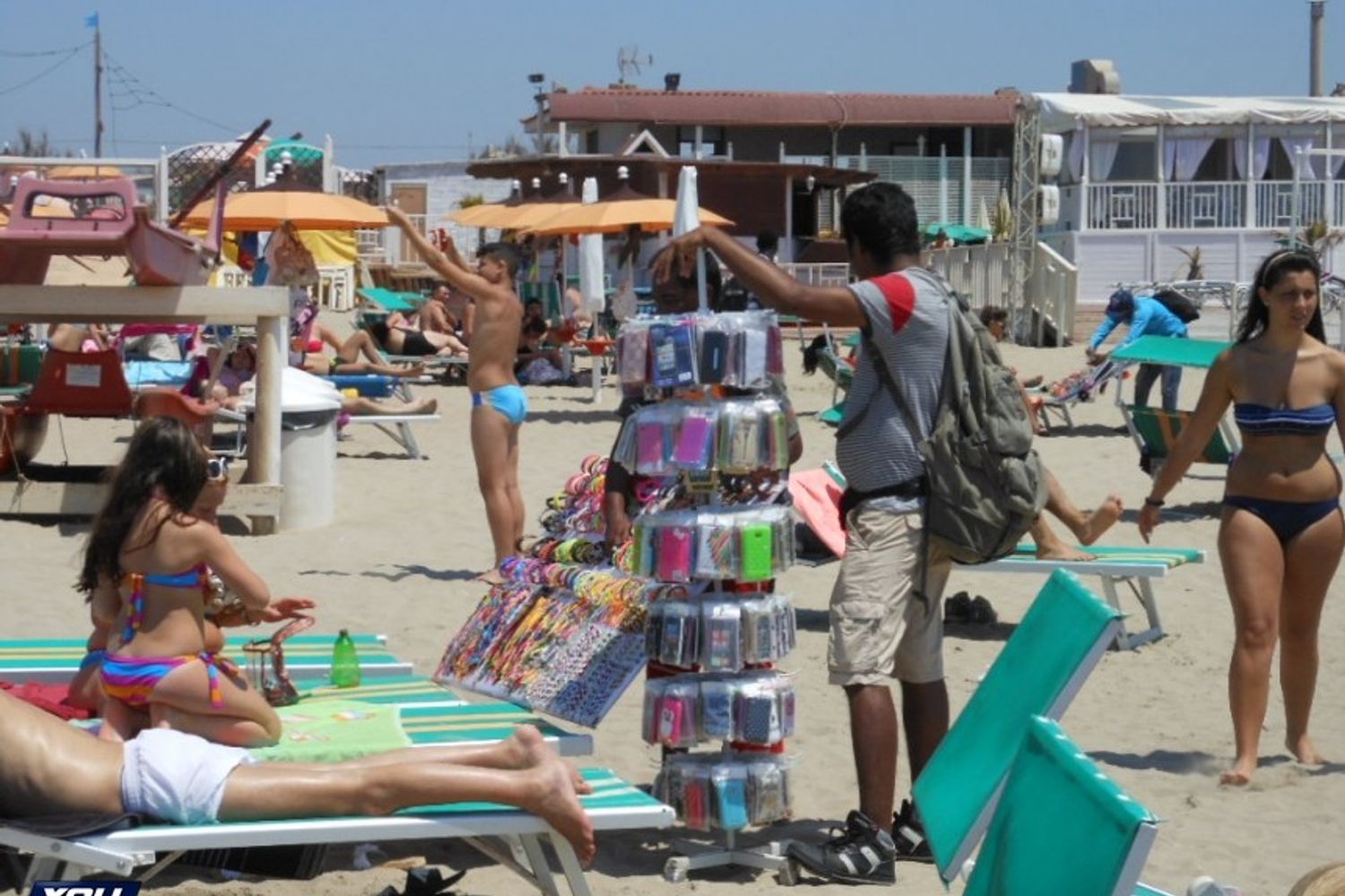 &nbsp; Spiaggia affollata lido estate venditori ambulanti - youreporter