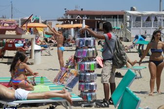 &nbsp; Spiaggia affollata lido estate venditori ambulanti - youreporter