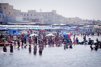 spiaggia folla mare vacanza bagnanti turismo lido (Agf)&nbsp;