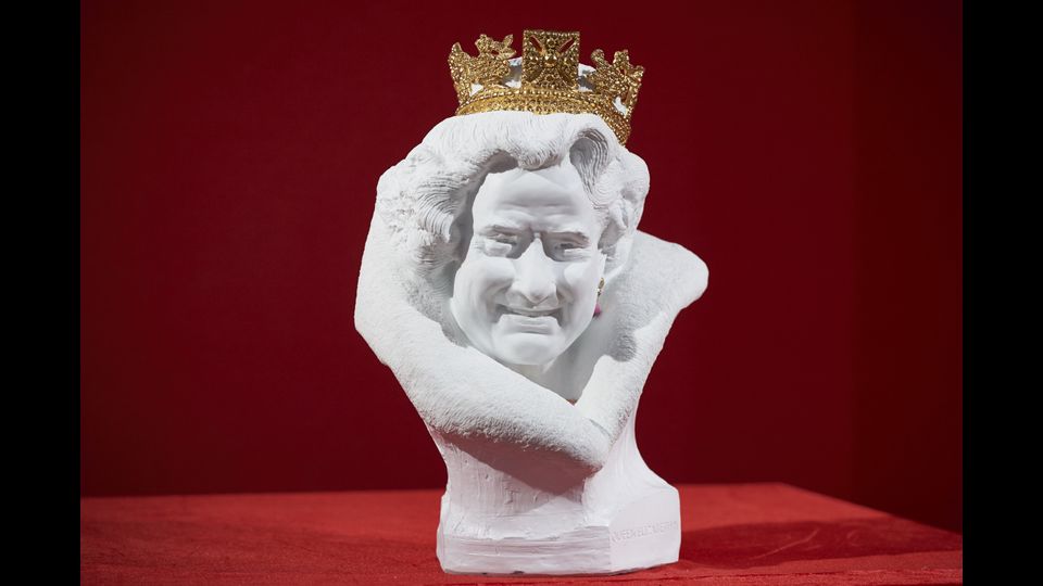 Il busto della regina Elisabetta II realizzata in porcellana cinese bianca creato dall'artista Chen Dapeng in mostra all'Olympia Art &amp; Antiques Fair di Londra il 3 novembre 2015&nbsp;