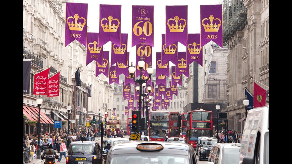 Bandiere in Regent Street per celebrare i sessant'anni di regno della Regina Elisabetta II 31 maggio 2013&nbsp;