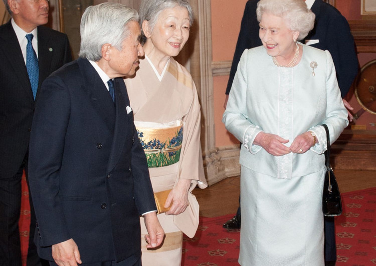 La regina Elisabetta II saluta l'imperatore del Giappone Akihito e l'imperatrice Michiko il 18 maggio 2012&nbsp;