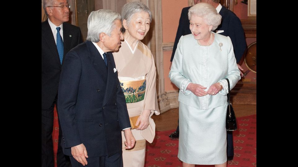 La regina Elisabetta II saluta l'imperatore del Giappone Akihito e l'imperatrice Michiko il 18 maggio 2012&nbsp;