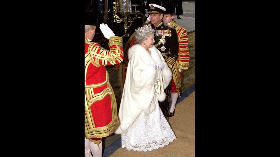 La regina Elisabetta II e il Duca di Edimburgo arrivano alla Camera dei Lord per l'apertura del Parlamento il 24 novembre 1998&nbsp;
