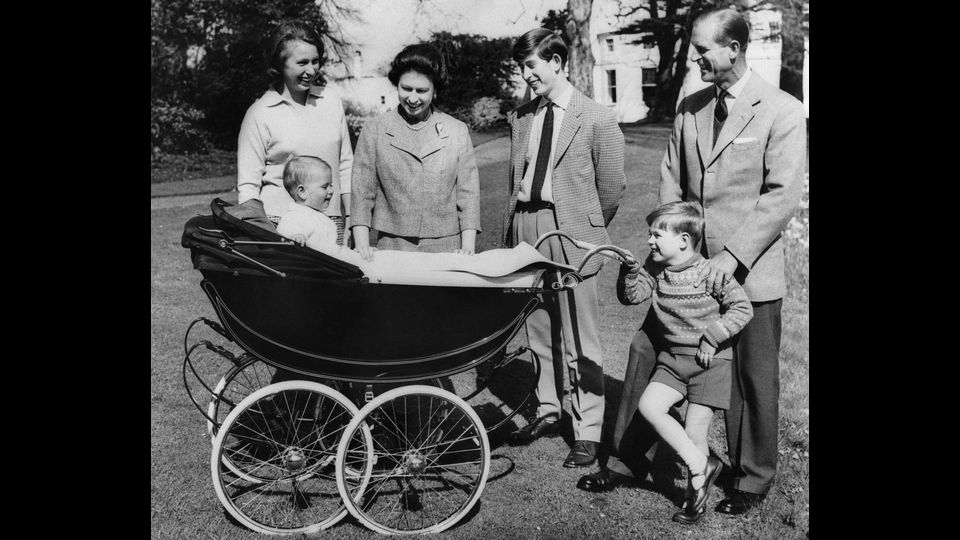 La famiglia Reale la principessa Anne, la regina Elisabetta II, Carlo, principe di Galles, il Principe Filippo, Duca di Edimburgo , il principe Andrea, Duca di York e il Principe Edoardo, conte di Wessex, nella culla&nbsp;