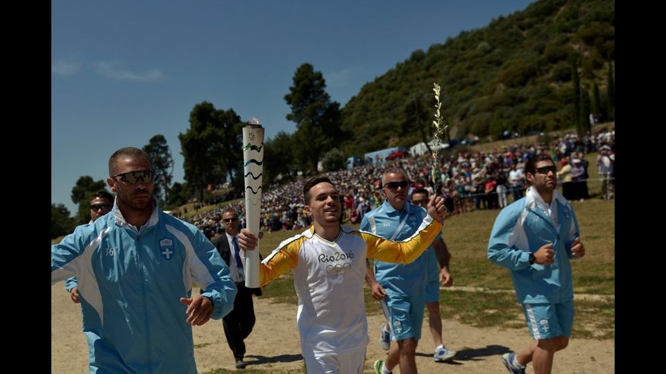&nbsp; Il campione del mondo di ginnastica artistica Lefteris Petrounias, primo tedoforo, corre portando &nbsp;la fiamma Olimpica verso il Tempio di Hera (foto Afp)