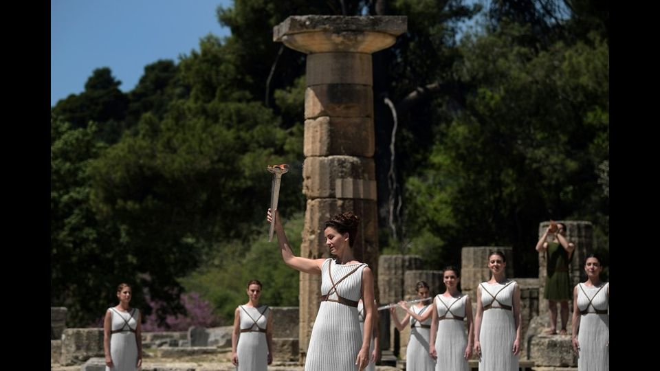 &nbsp; Katerina Lexou esibisce la torcia accesa con la fiamma Olimpica (foto Afp)