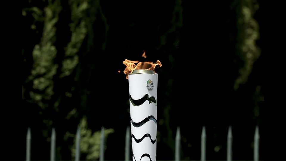 &nbsp;La fiamma Olimpica brucia su una torcia durante la staffetta (foto Afp)