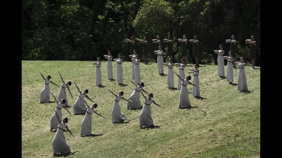 &nbsp;La danza delle attrici alla cerimonia di accensione della fiaccola (foto Afp)