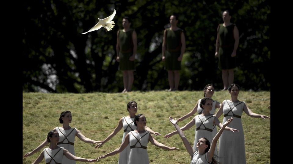 &nbsp;Il volo della colomba nel cielo della vecchia Olympia (foto Afp)