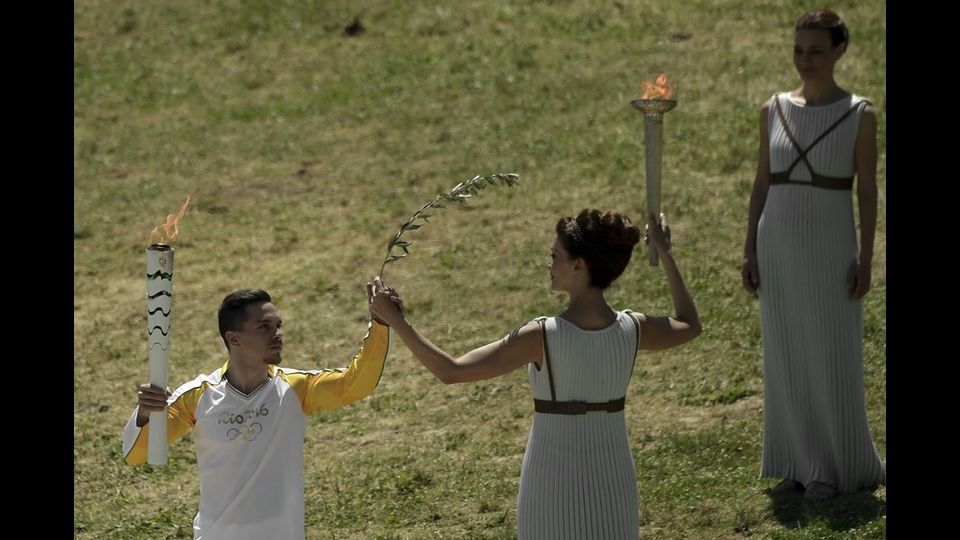 &nbsp;L'attrice Katerina Lexoue il campione del mondo di ginnastica artistica Lefteris Petrounias al Tempio di Hera (foto Afp)