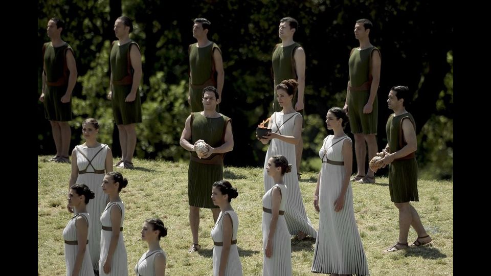 &nbsp; Attori ed atleti durante la cerimonia di accensione della fiamma Olimpica (foto Afp)