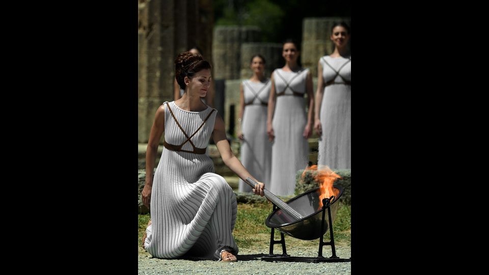 &nbsp; &nbsp;L'accensione della fiamma Olimpica al Tempio di Hera nell'antica Olympia (foto Afp)