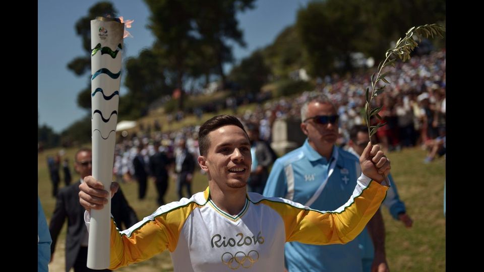 &nbsp; Lefteris Petrounias con la Fiamma Olimpica appena accesa&nbsp;(foto Afp)