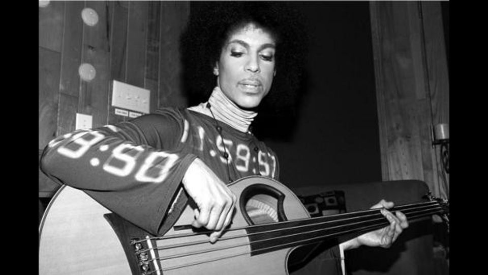 &nbsp; Addio alla popstar Prince, il genio di Minneapolis&nbsp;(foto Instagram e Facebook)