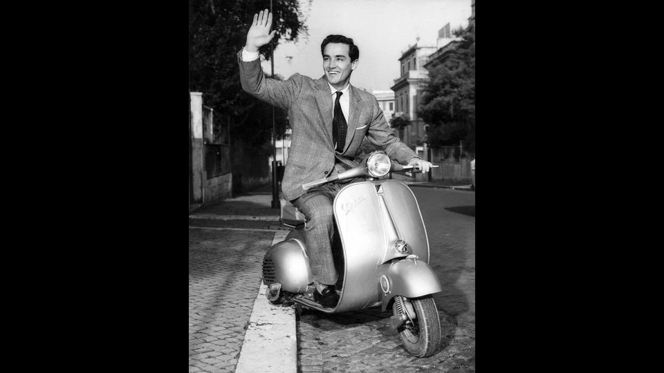 Vittorio Gassman in una pausa del film 'I Soliti ignoti' (1958)