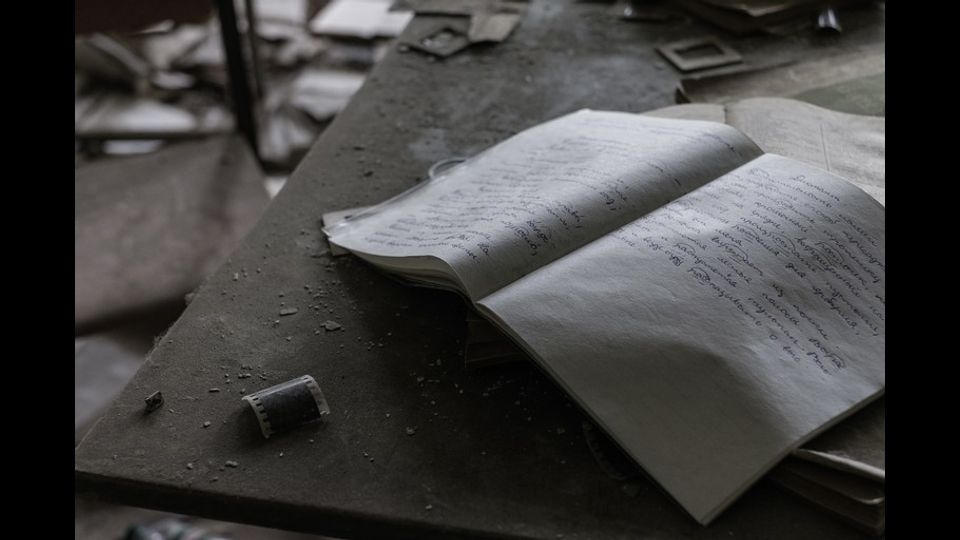 Un quaderno in una scuola abbandonata (foto Roberto Tumini)