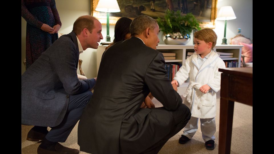Il &quot;saluto&quot; del piccolo George al presidente degli Stati Uniti Barack Obama &nbsp;(Afp)